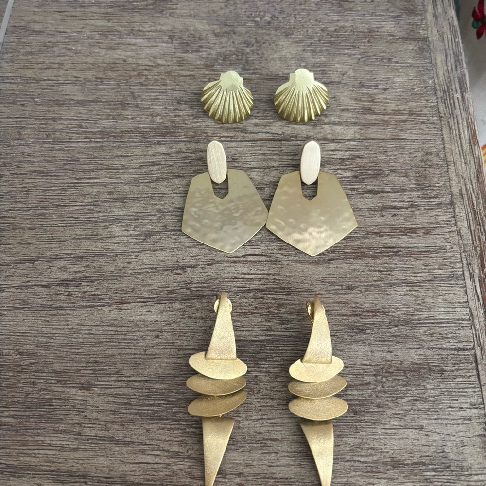 Set of 3 gold earrings, Kendra Scott, Sheila Fajl, Sunshine Tienda